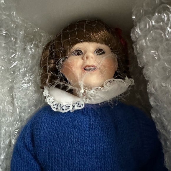 NIB-🎁World Gallery Porcelain Doll -new in box - Picture 4 of 8